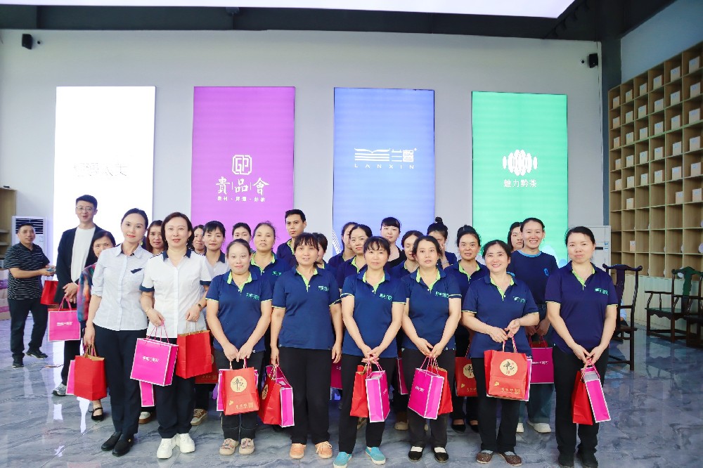 迎中秋，賀國(guó)慶丨蘭馨茶業(yè)為全體員工發(fā)放福利，共賀佳期！